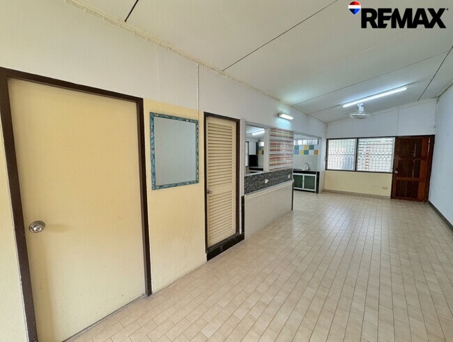 ลดราคาพิเศษ 3 ล้านบาท!! ขายบ้านเดี่ยว 2 ชั้น แปลงใหญ่ 140 ตร.วา ใกล้ MRT กระทรวงสาธารณสุข เพียง 750 เมตร เหมาะทำ Home Office, ศูนย์ดูแลผู้สูงอายุ หรืออยู่อาศัย