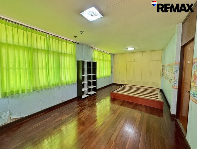 ลดราคาพิเศษ 3 ล้านบาท!! ขายบ้านเดี่ยว 2 ชั้น แปลงใหญ่ 140 ตร.วา ใกล้ MRT กระทรวงสาธารณสุข เพียง 750 เมตร เหมาะทำ Home Office, ศูนย์ดูแลผู้สูงอายุ หรืออยู่อาศัย
