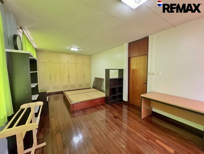 ลดราคาพิเศษ 3 ล้านบาท!! ขายบ้านเดี่ยว 2 ชั้น แปลงใหญ่ 140 ตร.วา ใกล้ MRT กระทรวงสาธารณสุข เพียง 750 เมตร เหมาะทำ Home Office, ศูนย์ดูแลผู้สูงอายุ หรืออยู่อาศัย