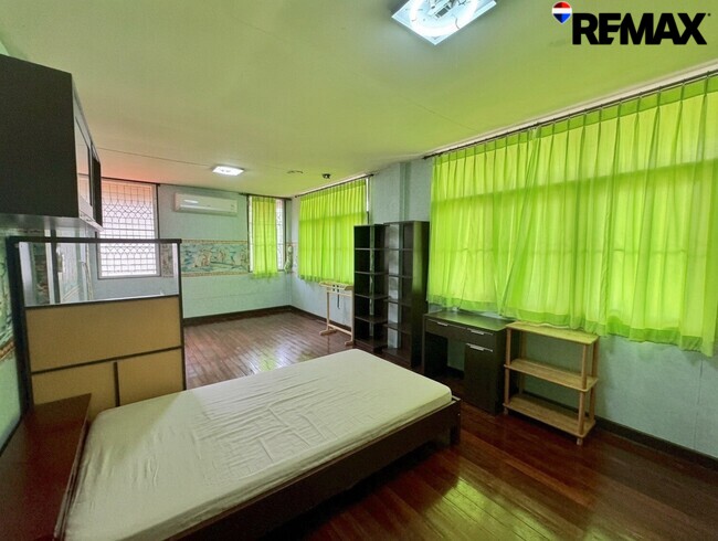 ลดราคาพิเศษ 3 ล้านบาท!! ขายบ้านเดี่ยว 2 ชั้น แปลงใหญ่ 140 ตร.วา ใกล้ MRT กระทรวงสาธารณสุข เพียง 750 เมตร เหมาะทำ Home Office, ศูนย์ดูแลผู้สูงอายุ หรืออยู่อาศัย