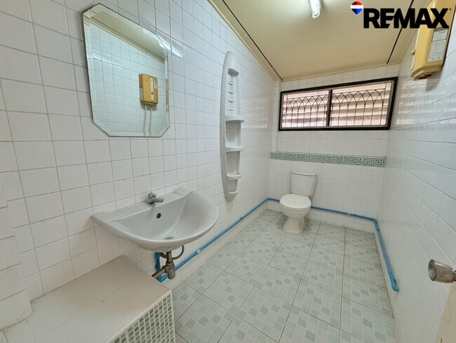 ลดราคาพิเศษ 3 ล้านบาท!! ขายบ้านเดี่ยว 2 ชั้น แปลงใหญ่ 140 ตร.วา ใกล้ MRT กระทรวงสาธารณสุข เพียง 750 เมตร เหมาะทำ Home Office, ศูนย์ดูแลผู้สูงอายุ หรืออยู่อาศัย