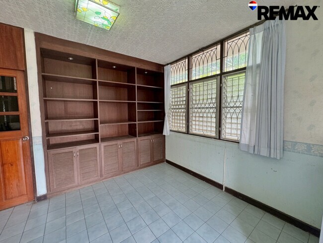 ลดราคาพิเศษ 3 ล้านบาท!! ขายบ้านเดี่ยว 2 ชั้น แปลงใหญ่ 140 ตร.วา ใกล้ MRT กระทรวงสาธารณสุข เพียง 750 เมตร เหมาะทำ Home Office, ศูนย์ดูแลผู้สูงอายุ หรืออยู่อาศัย