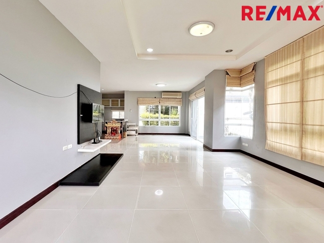 บ้านเดี่ยวพื้นที่ 85 ตารางวา ไม่มีบ้านตรงข้าม ตั้งอยู่บนถนนเมน