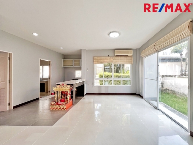 บ้านเดี่ยวพื้นที่ 85 ตารางวา ไม่มีบ้านตรงข้าม ตั้งอยู่บนถนนเมน