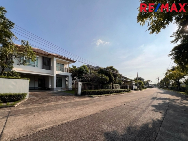 บ้านเดี่ยวพื้นที่ 85 ตารางวา ไม่มีบ้านตรงข้าม ตั้งอยู่บนถนนเมน