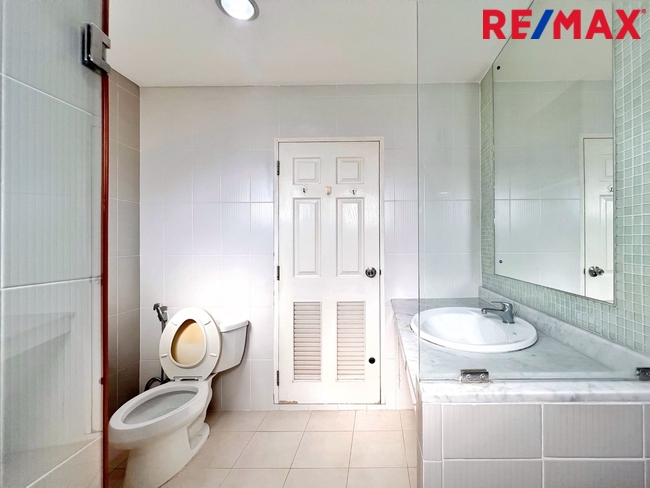 บ้านเดี่ยวพื้นที่ 85 ตารางวา ไม่มีบ้านตรงข้าม ตั้งอยู่บนถนนเมน