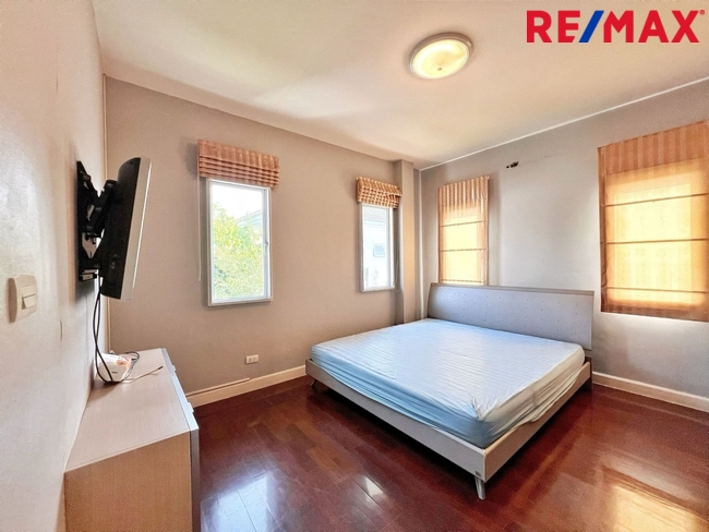 บ้านเดี่ยวพื้นที่ 85 ตารางวา ไม่มีบ้านตรงข้าม ตั้งอยู่บนถนนเมน