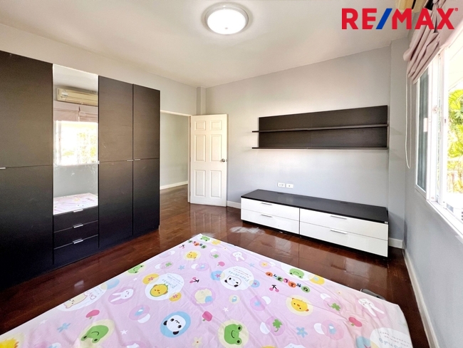 บ้านเดี่ยวพื้นที่ 85 ตารางวา ไม่มีบ้านตรงข้าม ตั้งอยู่บนถนนเมน