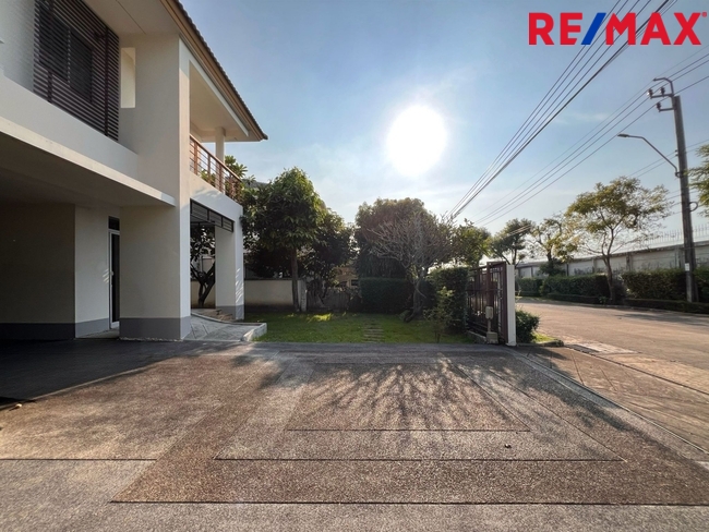 บ้านเดี่ยวพื้นที่ 85 ตารางวา ไม่มีบ้านตรงข้าม ตั้งอยู่บนถนนเมน