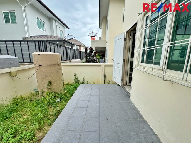 ขายบ้านเดี่ยว ซื่อตรงโคซี่ บางบัวทอง–340 (เฟส 5) แบบ Merit | 60 ตร.วา | ราคา 3.3 ล้านบาท | ทำเลบางบัวทอง นนทบุรี