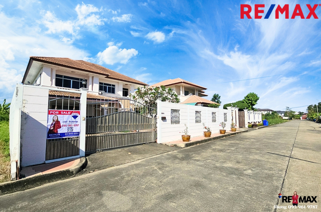 ขาย บ้านวริยา วิลล์ สาย4 ใกล้ มหิดล ศาลายา บ้านเดี่ยว 2 ชั้น บนพื้นที่ 135 ตร.วา 317 ตร.ม. มีสวนในบ้าน 4 ห้องนอน ฝ้าสูง โปร่ง มีความเป็นส่วนตัว ความเจริญรอบด้าน เดินทางสะดวก ถนนตัดใหม่ หลากหลายเส้นทาง ขายเพียง 8.59 Mb.