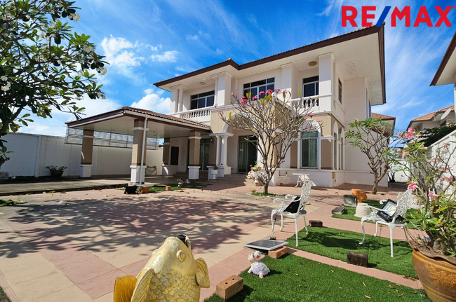 ขาย บ้านวริยา วิลล์ สาย4 ใกล้ มหิดล ศาลายา บ้านเดี่ยว 2 ชั้น บนพื้นที่ 135 ตร.วา 317 ตร.ม. มีสวนในบ้าน 4 ห้องนอน ฝ้าสูง โปร่ง มีความเป็นส่วนตัว ความเจริญรอบด้าน เดินทางสะดวก ถนนตัดใหม่ หลากหลายเส้นทาง ขายเพียง 8.59 Mb.