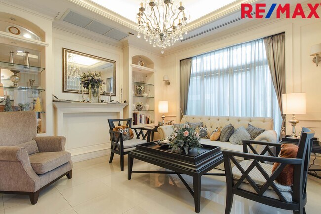 บ้านพร้อมที่ดิน เดอะแกรนด์พระรามสอง ตกแต่งภายในสไตล์ Modern Classic โดยทีมออกแบบตกแต่งภายในจาก" บ้านในฝัน" หลังมุมริมทางเดินสนามหญ้า