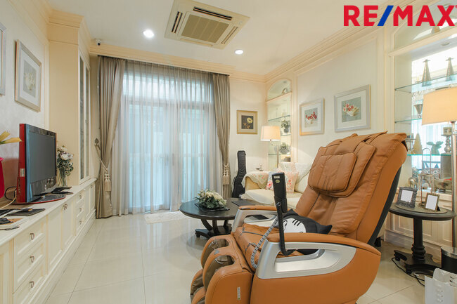 บ้านพร้อมที่ดิน เดอะแกรนด์พระรามสอง ตกแต่งภายในสไตล์ Modern Classic โดยทีมออกแบบตกแต่งภายในจาก" บ้านในฝัน" หลังมุมริมทางเดินสนามหญ้า