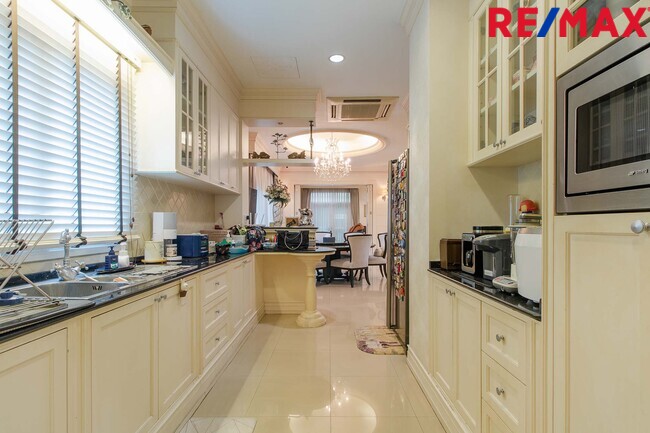 บ้านพร้อมที่ดิน เดอะแกรนด์พระรามสอง ตกแต่งภายในสไตล์ Modern Classic โดยทีมออกแบบตกแต่งภายในจาก" บ้านในฝัน" หลังมุมริมทางเดินสนามหญ้า