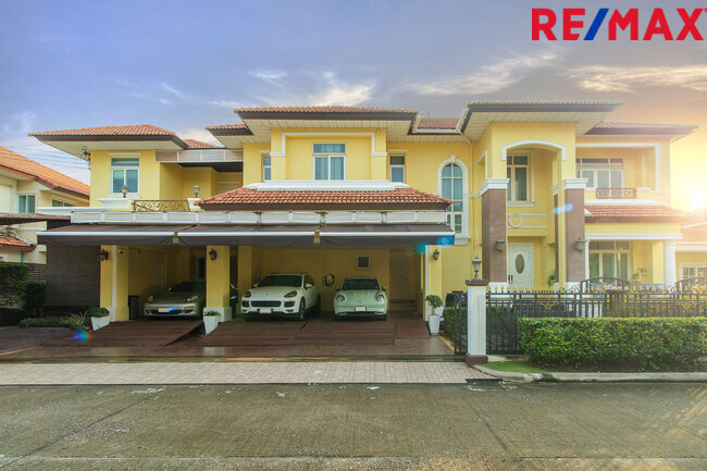 บ้านพร้อมที่ดิน เดอะแกรนด์พระรามสอง ตกแต่งภายในสไตล์ Modern Classic โดยทีมออกแบบตกแต่งภายในจาก" บ้านในฝัน" หลังมุมริมทางเดินสนามหญ้า