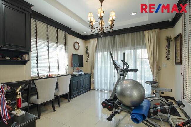 บ้านพร้อมที่ดิน เดอะแกรนด์พระรามสอง ตกแต่งภายในสไตล์ Modern Classic โดยทีมออกแบบตกแต่งภายในจาก" บ้านในฝัน" หลังมุมริมทางเดินสนามหญ้า