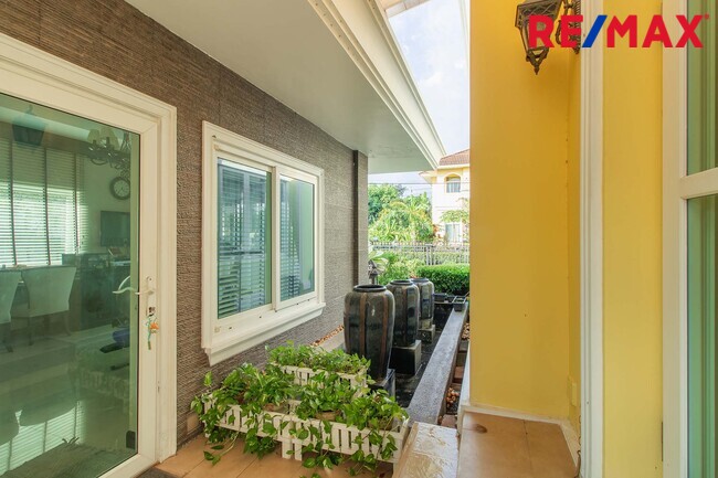 บ้านพร้อมที่ดิน เดอะแกรนด์พระรามสอง ตกแต่งภายในสไตล์ Modern Classic โดยทีมออกแบบตกแต่งภายในจาก" บ้านในฝัน" หลังมุมริมทางเดินสนามหญ้า