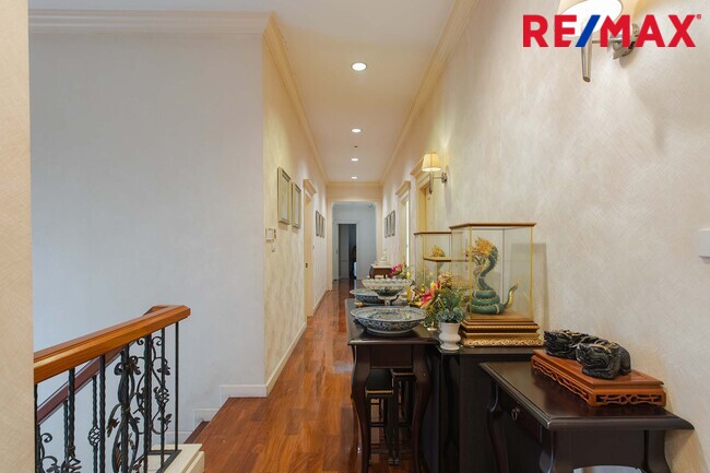 บ้านพร้อมที่ดิน เดอะแกรนด์พระรามสอง ตกแต่งภายในสไตล์ Modern Classic โดยทีมออกแบบตกแต่งภายในจาก" บ้านในฝัน" หลังมุมริมทางเดินสนามหญ้า