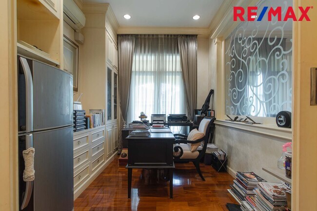 บ้านพร้อมที่ดิน เดอะแกรนด์พระรามสอง ตกแต่งภายในสไตล์ Modern Classic โดยทีมออกแบบตกแต่งภายในจาก" บ้านในฝัน" หลังมุมริมทางเดินสนามหญ้า