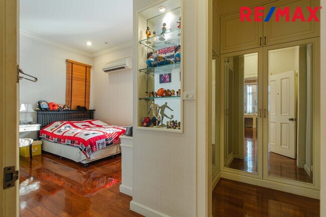 บ้านพร้อมที่ดิน เดอะแกรนด์พระรามสอง ตกแต่งภายในสไตล์ Modern Classic โดยทีมออกแบบตกแต่งภายในจาก" บ้านในฝัน" หลังมุมริมทางเดินสนามหญ้า