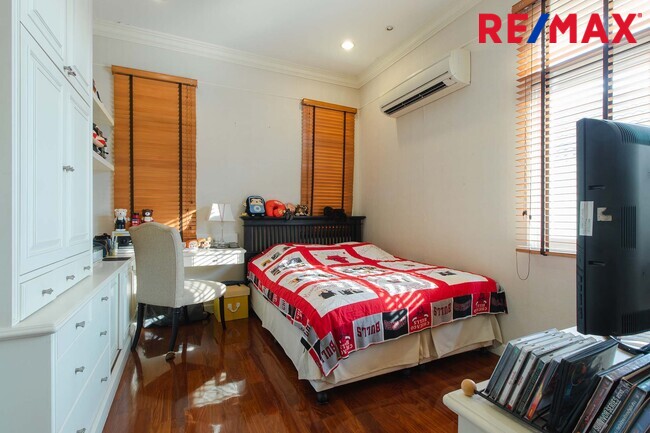 บ้านพร้อมที่ดิน เดอะแกรนด์พระรามสอง ตกแต่งภายในสไตล์ Modern Classic โดยทีมออกแบบตกแต่งภายในจาก" บ้านในฝัน" หลังมุมริมทางเดินสนามหญ้า