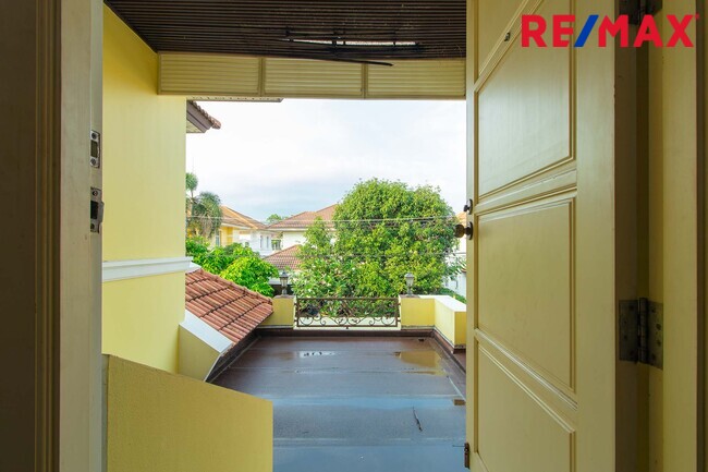 บ้านพร้อมที่ดิน เดอะแกรนด์พระรามสอง ตกแต่งภายในสไตล์ Modern Classic โดยทีมออกแบบตกแต่งภายในจาก" บ้านในฝัน" หลังมุมริมทางเดินสนามหญ้า