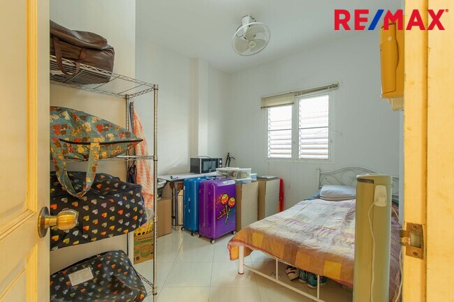 บ้านพร้อมที่ดิน เดอะแกรนด์พระรามสอง ตกแต่งภายในสไตล์ Modern Classic โดยทีมออกแบบตกแต่งภายในจาก" บ้านในฝัน" หลังมุมริมทางเดินสนามหญ้า