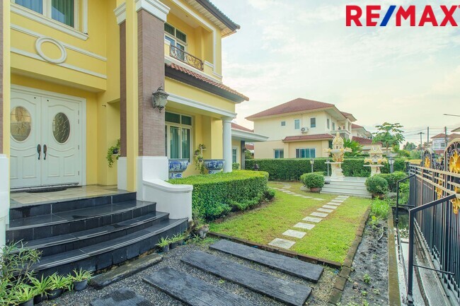 บ้านพร้อมที่ดิน เดอะแกรนด์พระรามสอง ตกแต่งภายในสไตล์ Modern Classic โดยทีมออกแบบตกแต่งภายในจาก" บ้านในฝัน" หลังมุมริมทางเดินสนามหญ้า