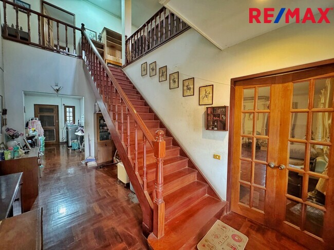 ขายบ้านเดี่ยว วิภาวดีรังสิต 64 – แจ้งวัฒนะ 1 | 129 ตร.วา | 300 ตร.ม. | 5 ห้องนอน 5 ห้องน้ำ | ราคาพิเศษ 14.5 ล้านบาท เหมาะอยู่อาศัยและทำโฮมออฟฟิศ ทำเลใกล้ดอนเมือง–หลักสี่–ศูนย์ราชการแจ้งวัฒนะ