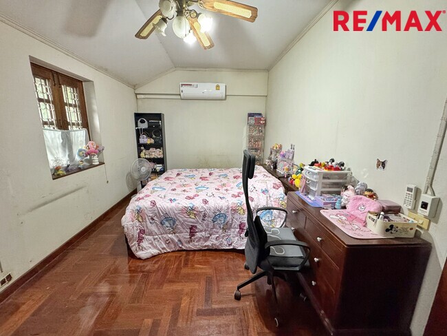 ขายบ้านเดี่ยว วิภาวดีรังสิต 64 – แจ้งวัฒนะ 1 | 129 ตร.วา | 300 ตร.ม. | 5 ห้องนอน 5 ห้องน้ำ | ราคาพิเศษ 14.5 ล้านบาท เหมาะอยู่อาศัยและทำโฮมออฟฟิศ ทำเลใกล้ดอนเมือง–หลักสี่–ศูนย์ราชการแจ้งวัฒนะ