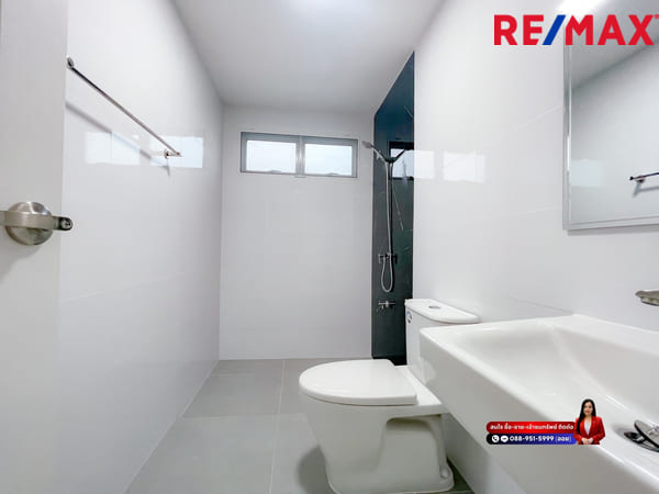 บ้านนิมิตใหม่ 59 I เคซี เลค แลนด์ บ้านสั่งสร้าง บริษัท SC Grand ประกันโครงสร้าง 20 ปี หัวมุม ประตูรั้วหน้าบ้านกว้าง 9 เมตรและมีประตูรั้วเข้าออกได้ 2 ด้าน