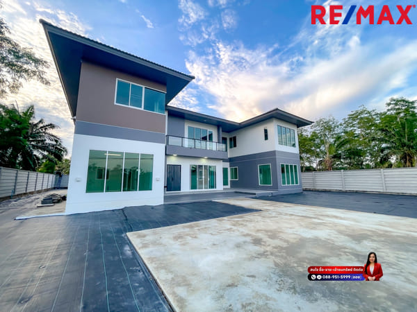 บ้านนิมิตใหม่ 59 I เคซี เลค แลนด์ บ้านสั่งสร้าง บริษัท SC Grand ประกันโครงสร้าง 20 ปี หัวมุม ประตูรั้วหน้าบ้านกว้าง 9 เมตรและมีประตูรั้วเข้าออกได้ 2 ด้าน