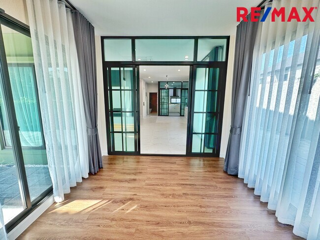 ขายบ้านเดี่ยวหรู บางกอก บูเลอวาร์ด เวสต์เกต 80 ตร.ว. พร้อมอยู่ | SC Asset ทำเลศักยภาพ ติดถนนกาญจนาภิเษก ใกล้รถไฟฟ้าสายสีม่วง( Bangkok Boulevard Westgate)