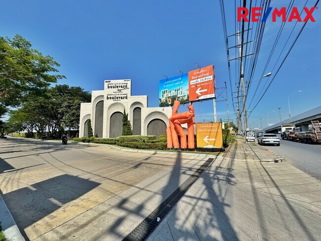 ขายบ้านเดี่ยวหรู บางกอก บูเลอวาร์ด เวสต์เกต 80 ตร.ว. พร้อมอยู่ | SC Asset ทำเลศักยภาพ ติดถนนกาญจนาภิเษก ใกล้รถไฟฟ้าสายสีม่วง( Bangkok Boulevard Westgate)