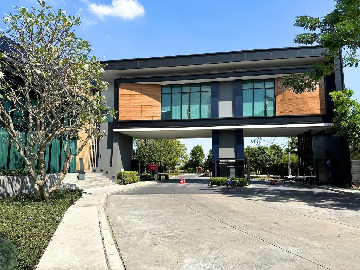 ขายบ้าน เซนโทร วงแหวน-จตุโชติ 4 นอน 5 น้ำ