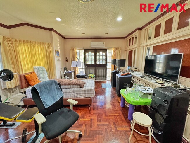 ขายที่ดินพร้อมบ้าน 250 ตร.วา หลังแรก ถนนเมน ภัสรี พุทธมณฑลสาย 2 ซอย 5 | เหมาะปลูกบ้านหรู / รีโนเวท