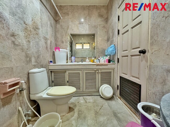 ขายที่ดินพร้อมบ้าน 250 ตร.วา หลังแรก ถนนเมน ภัสรี พุทธมณฑลสาย 2 ซอย 5 | เหมาะปลูกบ้านหรู / รีโนเวท