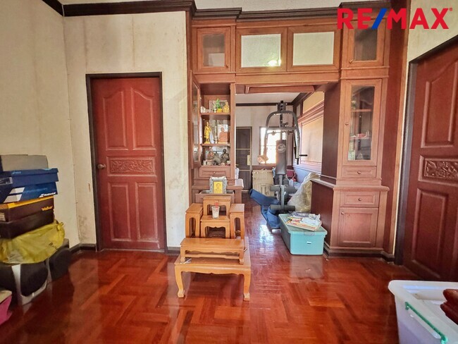 ขายที่ดินพร้อมบ้าน 250 ตร.วา หลังแรก ถนนเมน ภัสรี พุทธมณฑลสาย 2 ซอย 5 | เหมาะปลูกบ้านหรู / รีโนเวท