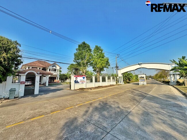 ขายที่ดินพร้อมบ้าน 250 ตร.วา หลังแรก ถนนเมน ภัสรี พุทธมณฑลสาย 2 ซอย 5 | เหมาะปลูกบ้านหรู / รีโนเวท