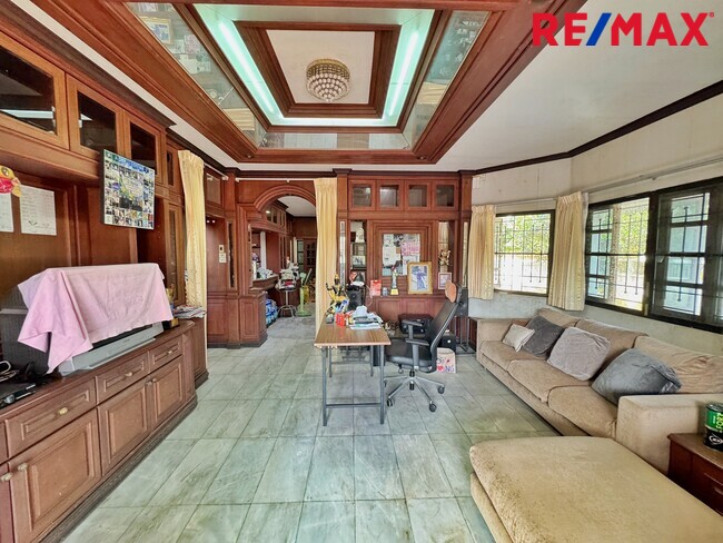 ขายที่ดินพร้อมบ้าน 250 ตร.วา หลังแรก ถนนเมน ภัสรี พุทธมณฑลสาย 2 ซอย 5 | เหมาะปลูกบ้านหรู / รีโนเวท