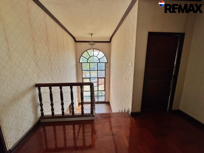 ขายที่ดินพร้อมบ้าน 250 ตร.วา หลังแรก ถนนเมน ภัสรี พุทธมณฑลสาย 2 ซอย 5 | เหมาะปลูกบ้านหรู / รีโนเวท