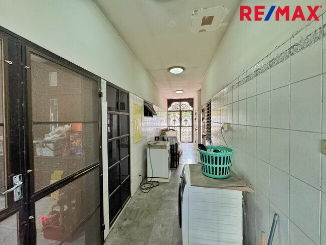 ขายที่ดินพร้อมบ้าน 250 ตร.วา หลังแรก ถนนเมน ภัสรี พุทธมณฑลสาย 2 ซอย 5 | เหมาะปลูกบ้านหรู / รีโนเวท