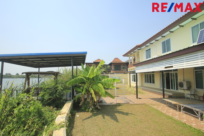 บ้านเดี่ยวพระราม2 บ้านติดน้ำติดทะเลสาบ สารินซิตี้บ้านนภาเหิร 305.3วา หลังบ้านติดน้ำยาว 42เมตร บรรยากาศเป็นส่วนตัวมาก รูปที่ดินถุงเงินถุงทอง พร้อมเรือนรับรอง 2ชั้น บ้านกว้าง สนามหญ้ารอบบ้านขนาดใหญ่ ราคานี้ไม่มีอีกแล้ว