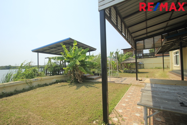 บ้านเดี่ยวพระราม2 บ้านติดน้ำติดทะเลสาบ สารินซิตี้บ้านนภาเหิร 305.3วา หลังบ้านติดน้ำยาว 42เมตร บรรยากาศเป็นส่วนตัวมาก รูปที่ดินถุงเงินถุงทอง พร้อมเรือนรับรอง 2ชั้น บ้านกว้าง สนามหญ้ารอบบ้านขนาดใหญ่ ราคานี้ไม่มีอีกแล้ว