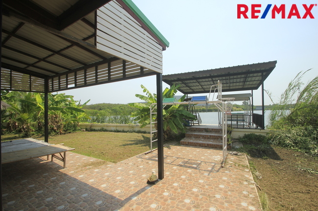 บ้านเดี่ยวพระราม2 บ้านติดน้ำติดทะเลสาบ สารินซิตี้บ้านนภาเหิร 305.3วา หลังบ้านติดน้ำยาว 42เมตร บรรยากาศเป็นส่วนตัวมาก รูปที่ดินถุงเงินถุงทอง พร้อมเรือนรับรอง 2ชั้น บ้านกว้าง สนามหญ้ารอบบ้านขนาดใหญ่ ราคานี้ไม่มีอีกแล้ว