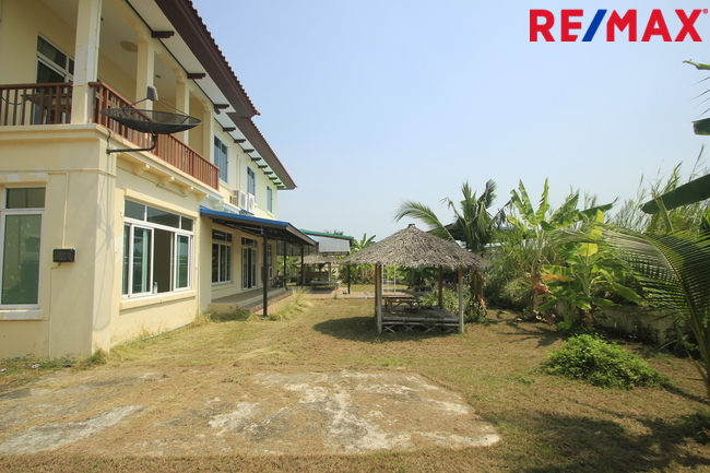 บ้านเดี่ยวพระราม2 บ้านติดน้ำติดทะเลสาบ สารินซิตี้บ้านนภาเหิร 305.3วา หลังบ้านติดน้ำยาว 42เมตร บรรยากาศเป็นส่วนตัวมาก รูปที่ดินถุงเงินถุงทอง พร้อมเรือนรับรอง 2ชั้น บ้านกว้าง สนามหญ้ารอบบ้านขนาดใหญ่ ราคานี้ไม่มีอีกแล้ว