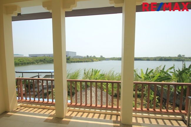 บ้านเดี่ยวพระราม2 บ้านติดน้ำติดทะเลสาบ สารินซิตี้บ้านนภาเหิร 305.3วา หลังบ้านติดน้ำยาว 42เมตร บรรยากาศเป็นส่วนตัวมาก รูปที่ดินถุงเงินถุงทอง พร้อมเรือนรับรอง 2ชั้น บ้านกว้าง สนามหญ้ารอบบ้านขนาดใหญ่ ราคานี้ไม่มีอีกแล้ว