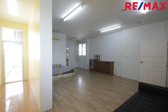 บ้านเดี่ยวพระราม2 บ้านติดน้ำติดทะเลสาบ สารินซิตี้บ้านนภาเหิร 305.3วา หลังบ้านติดน้ำยาว 42เมตร บรรยากาศเป็นส่วนตัวมาก รูปที่ดินถุงเงินถุงทอง พร้อมเรือนรับรอง 2ชั้น บ้านกว้าง สนามหญ้ารอบบ้านขนาดใหญ่ ราคานี้ไม่มีอีกแล้ว