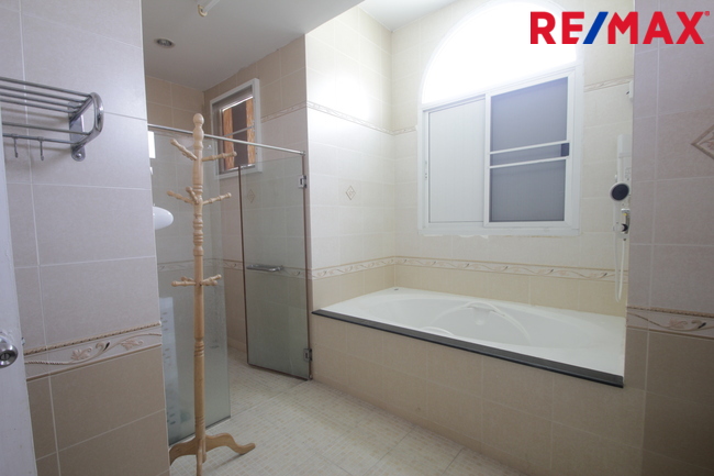 บ้านเดี่ยวพระราม2 บ้านติดน้ำติดทะเลสาบ สารินซิตี้บ้านนภาเหิร 305.3วา หลังบ้านติดน้ำยาว 42เมตร บรรยากาศเป็นส่วนตัวมาก รูปที่ดินถุงเงินถุงทอง พร้อมเรือนรับรอง 2ชั้น บ้านกว้าง สนามหญ้ารอบบ้านขนาดใหญ่ ราคานี้ไม่มีอีกแล้ว